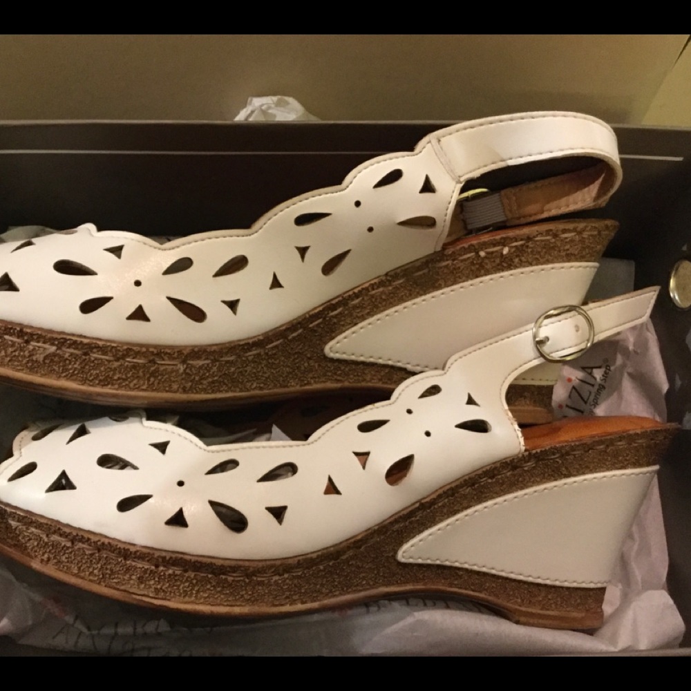 NEW Patrizia by Spring Step white sandals - Picture 4 of 5